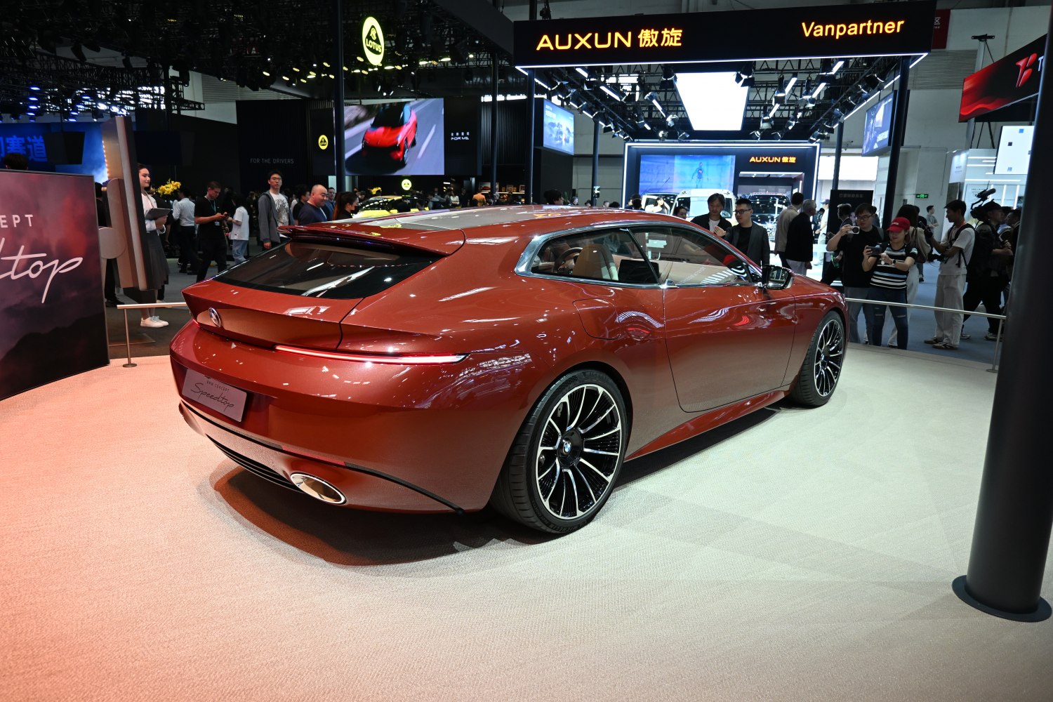 Rear aerodynamic design with large alloy wheels