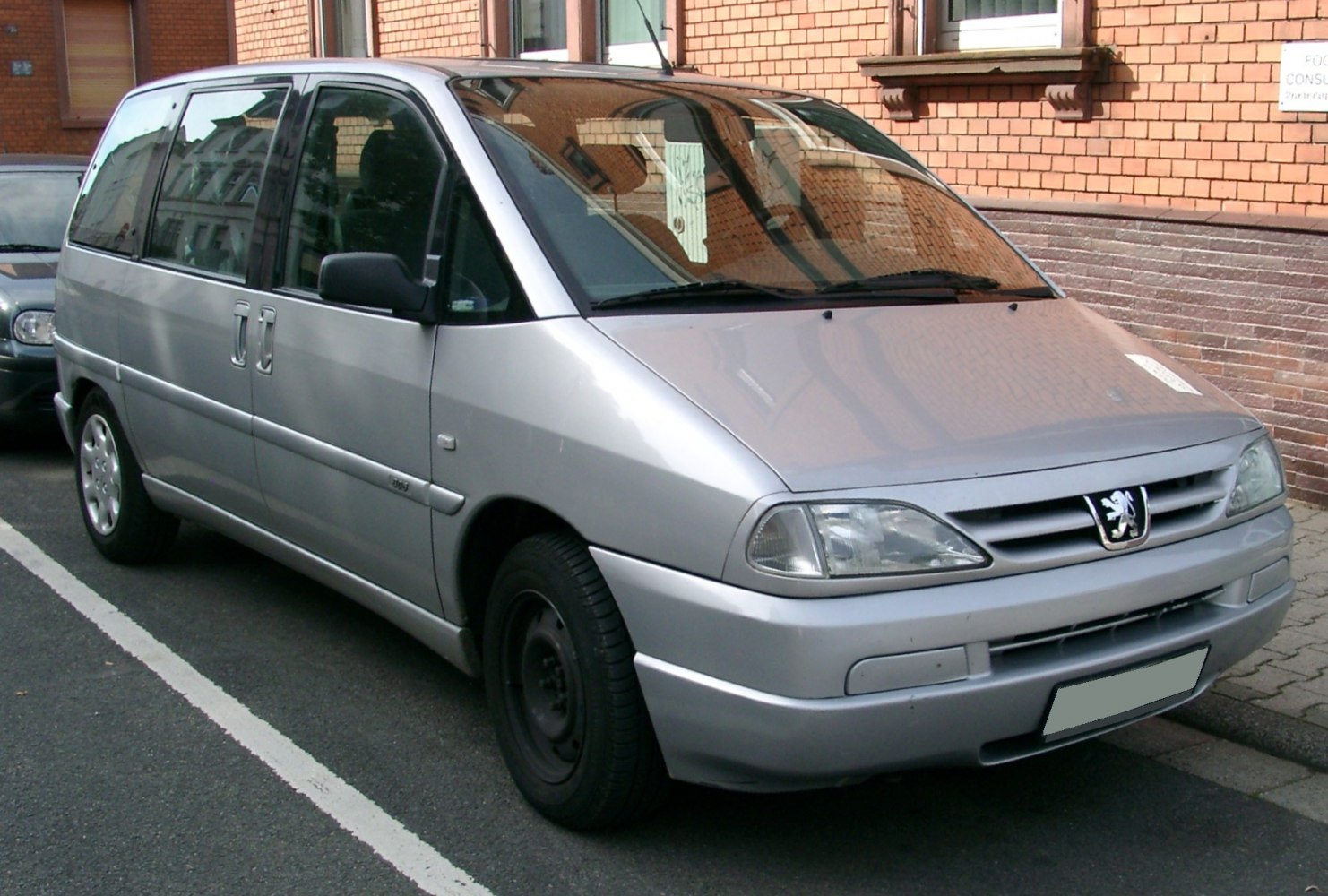 Silver MPV with sliding door and front grille