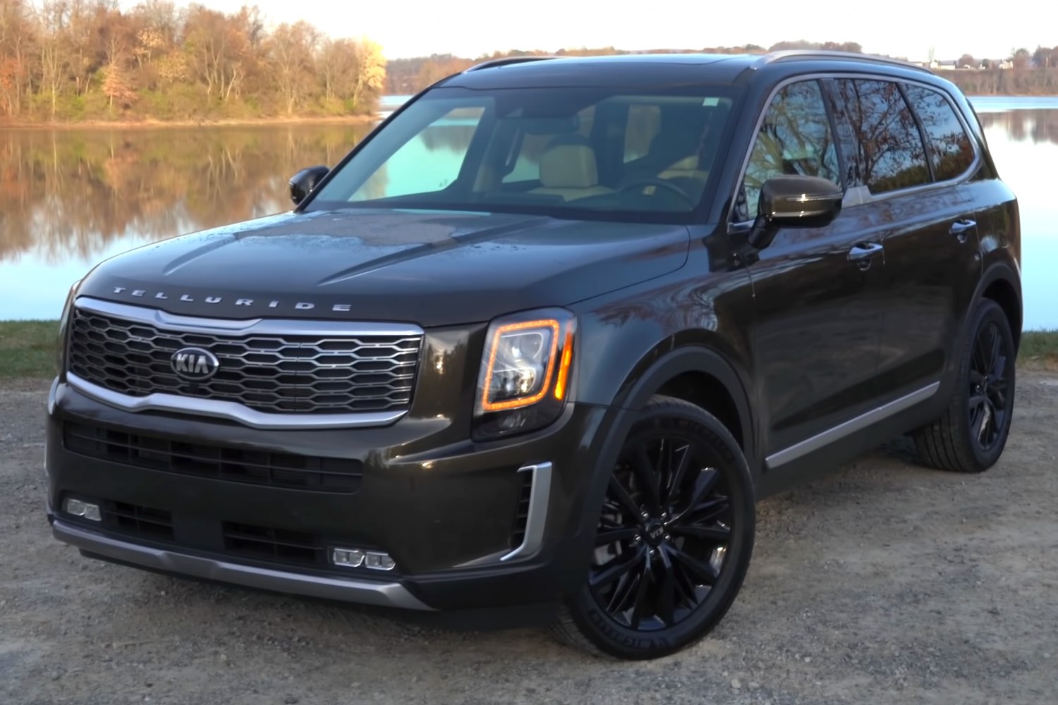 Hexagonal grille and LED headlights with amber accents on a 2020 SUV