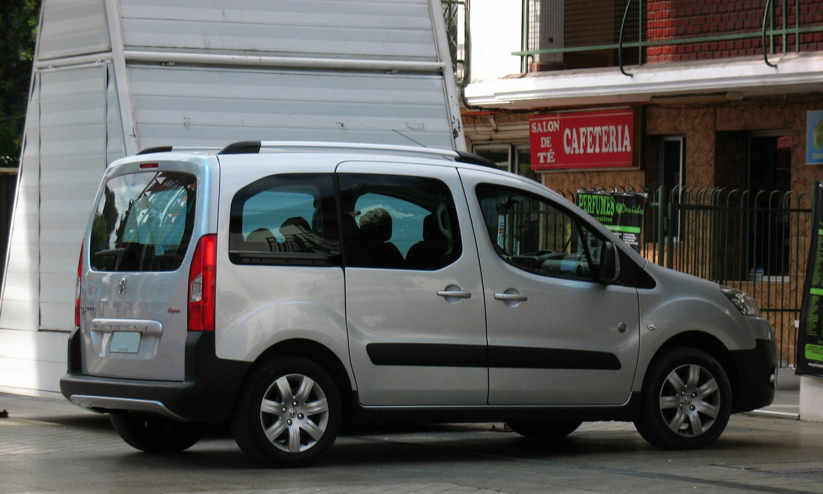 2008 Peugeot Partner II Tepee 2008 Peugeot Partner II Tepee Side View Right