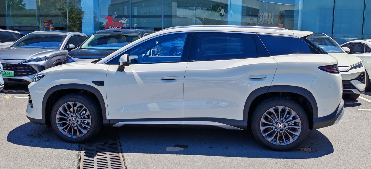 Sleek SUV side profile with alloy wheels and aerodynamic lines