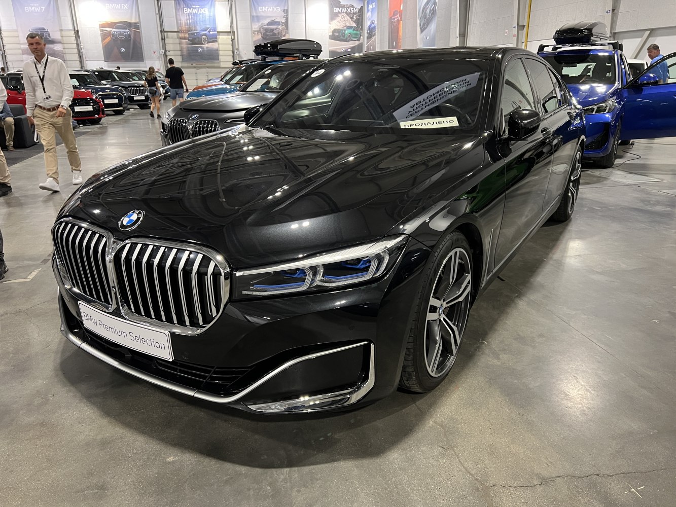 Front view with kidney grille and LED headlights
