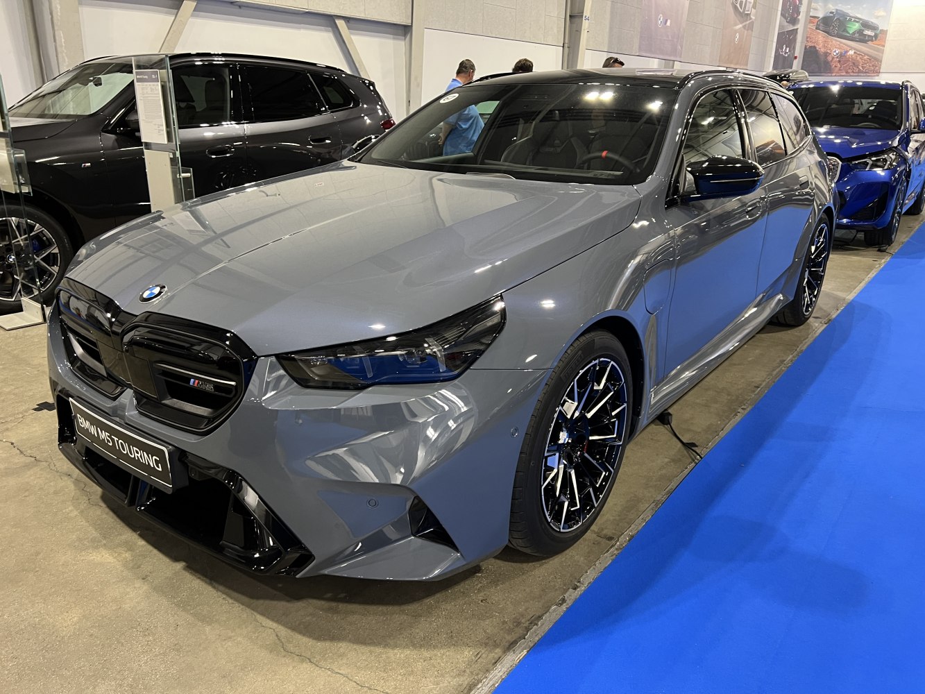 Sporty front design with black grille and multi-spoke alloy wheels