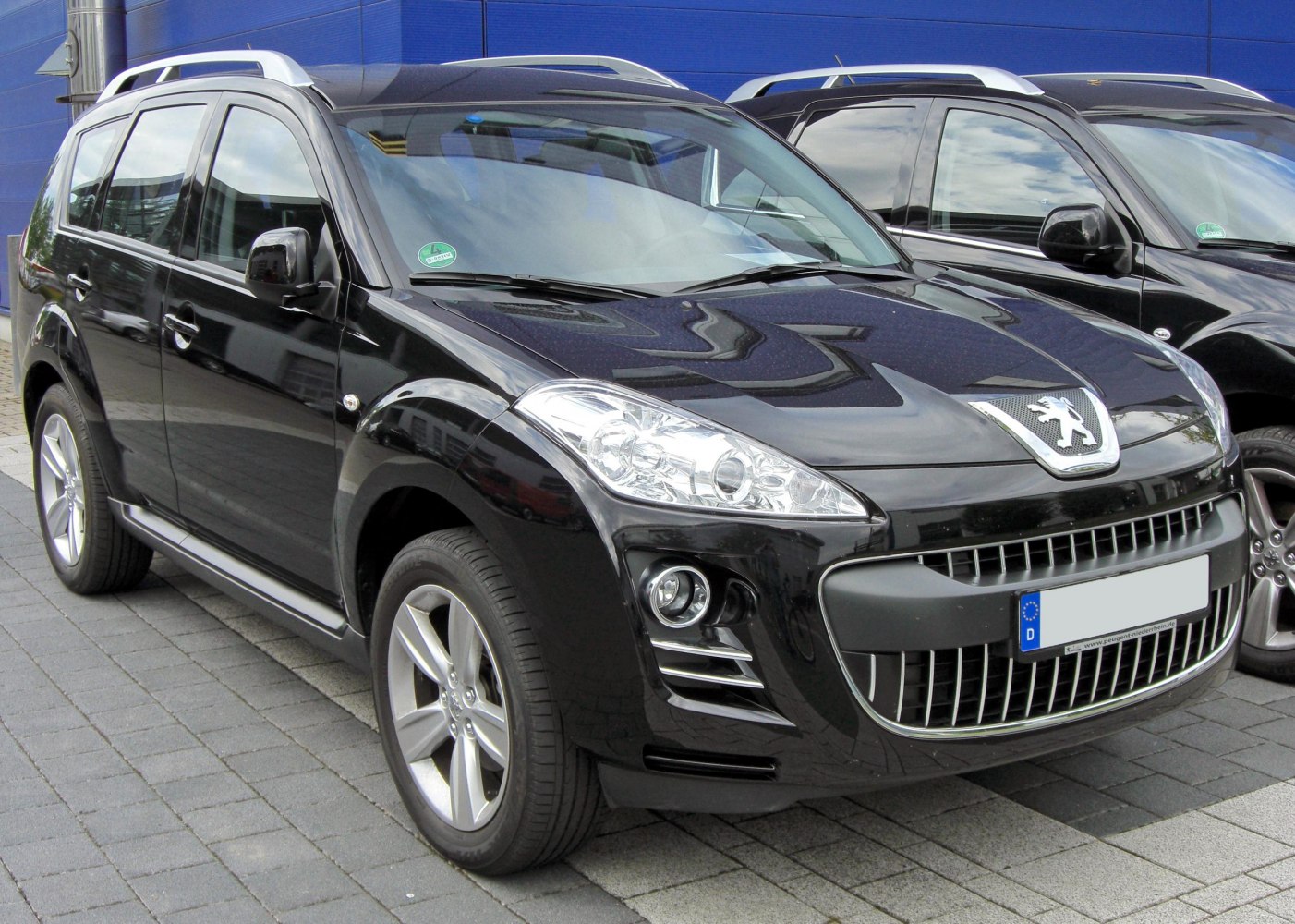 SUV front angle with alloy wheels and roof rails