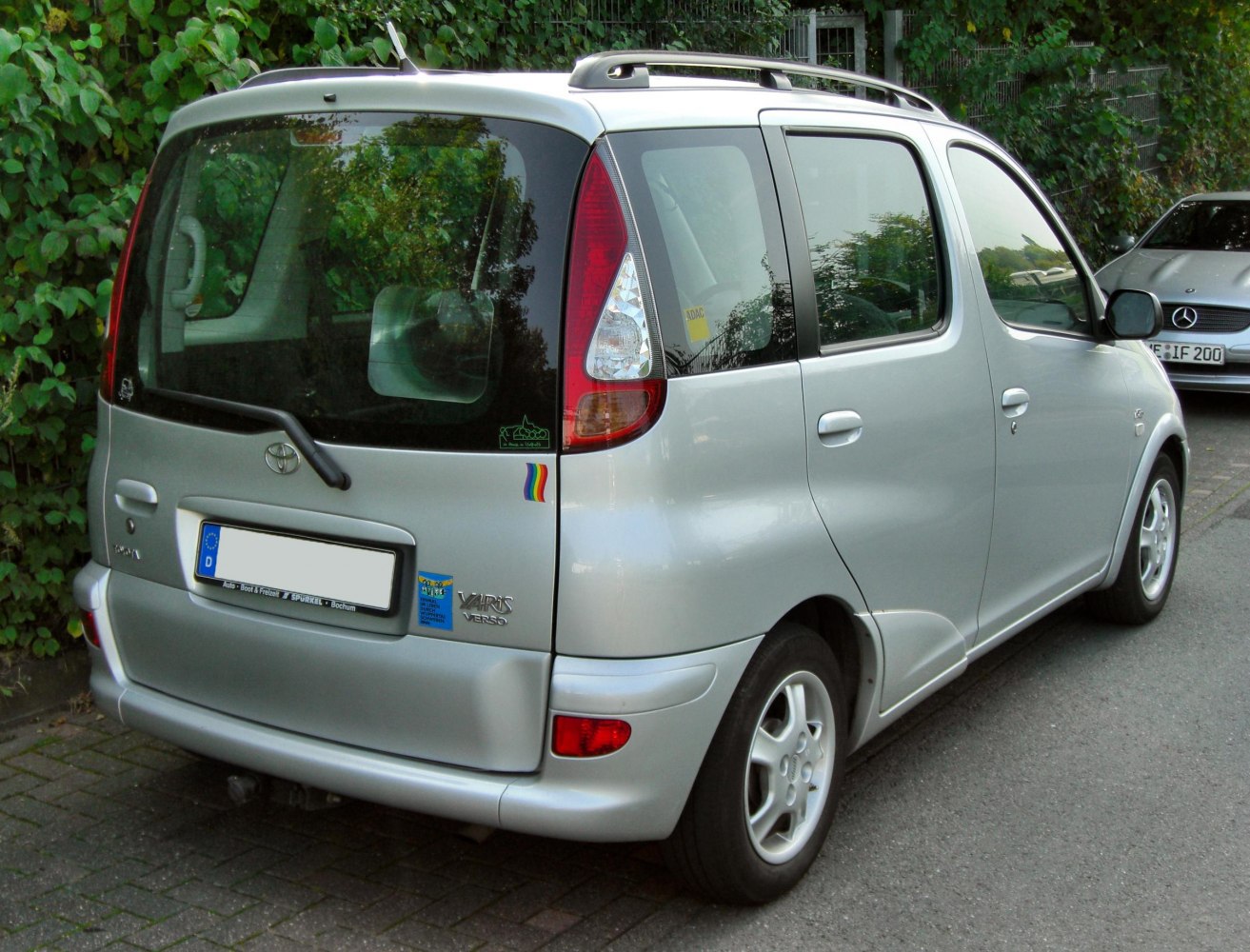 Rear and side view with vertical taillights and roof rails