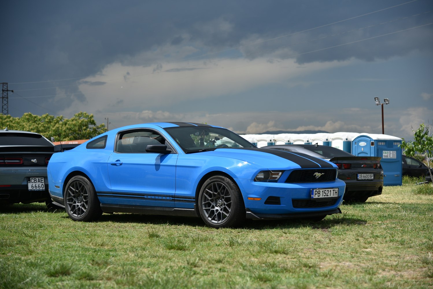 Blue Mustang V facelift 2010 with black racing stripes and alloy wheels