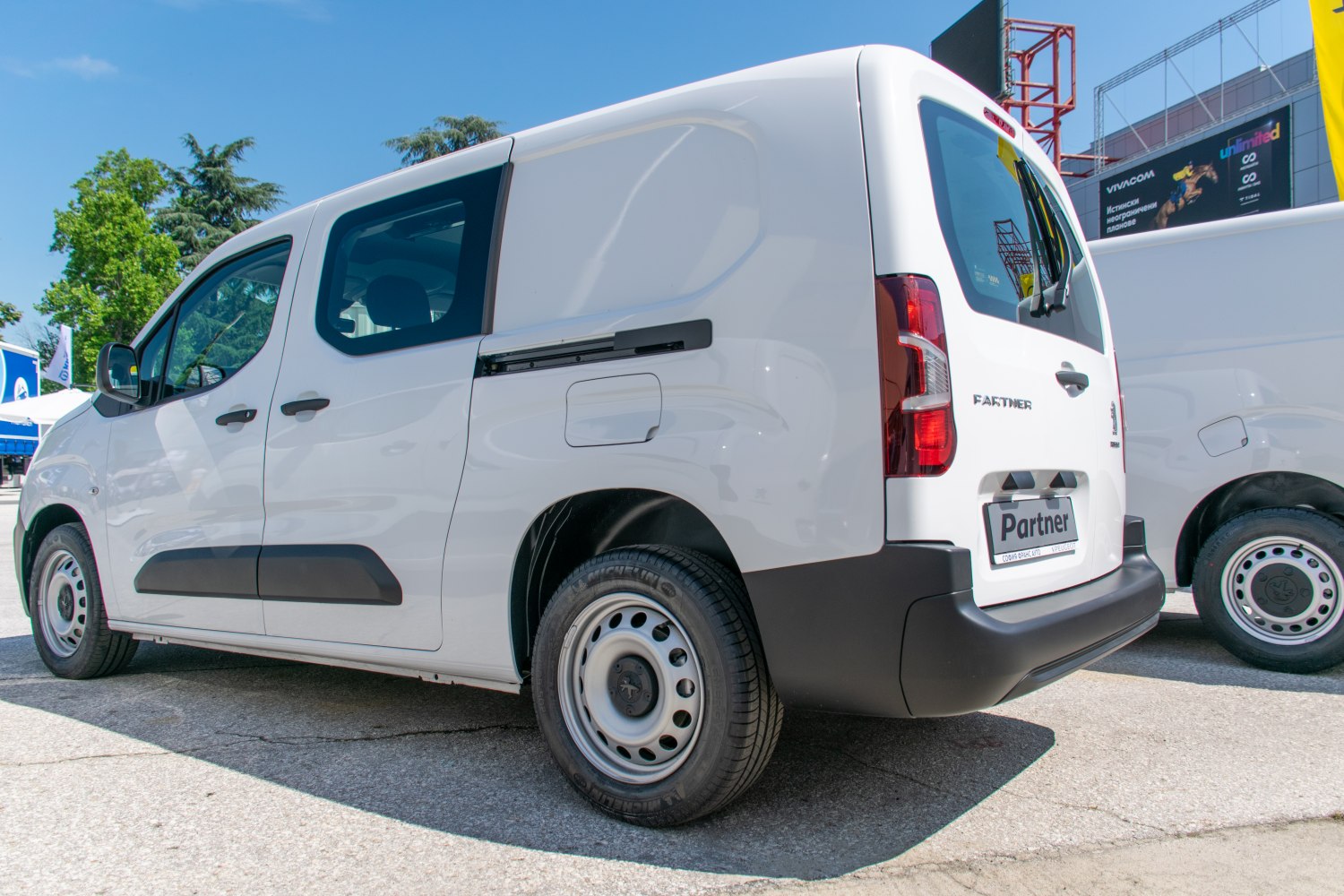 Rear side with sliding door and extended cargo area