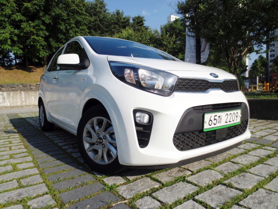 Front grille and integrated headlights of a compact hatchback