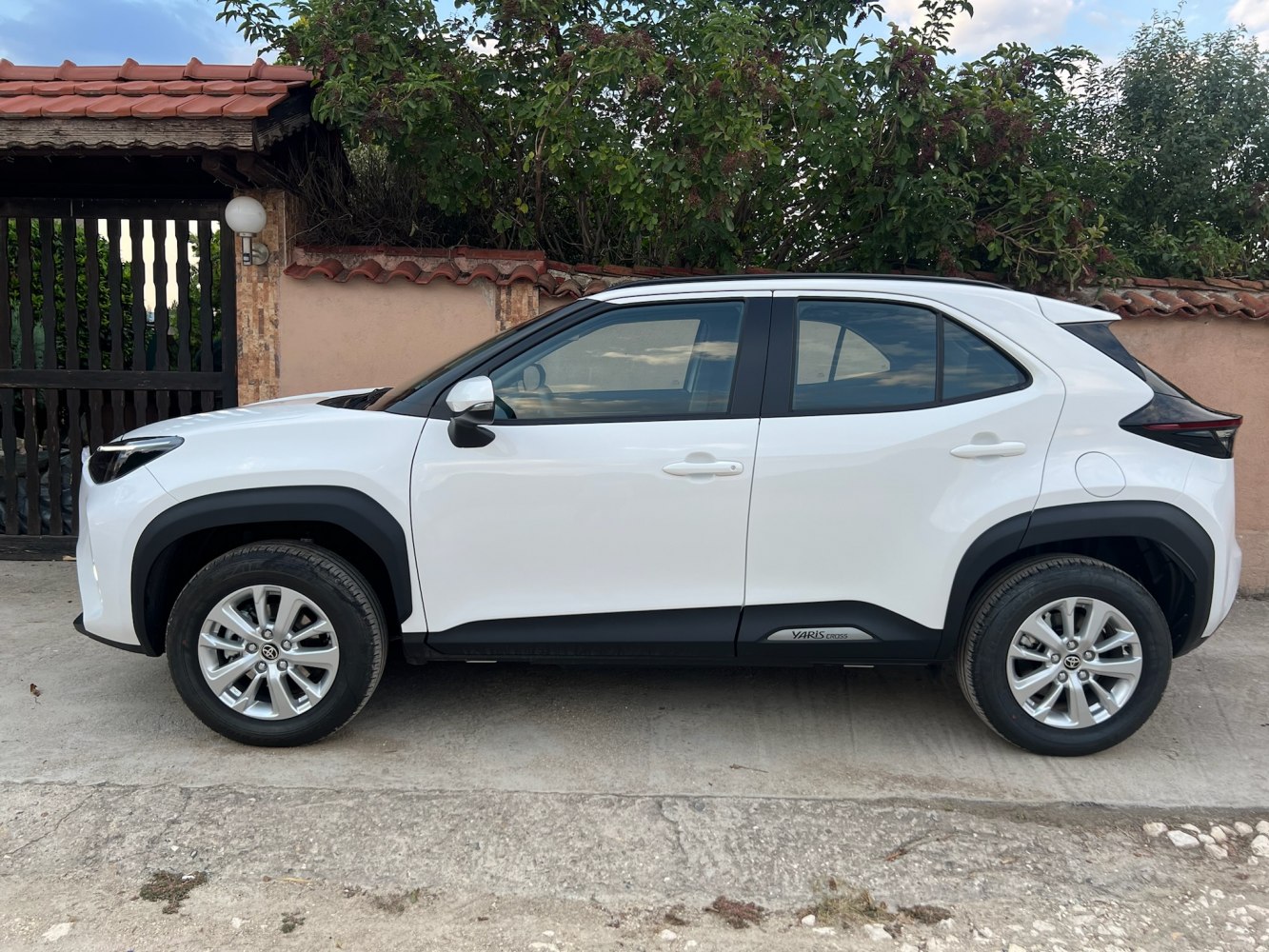 Side profile of a white compact SUV with detailed wheels and door design