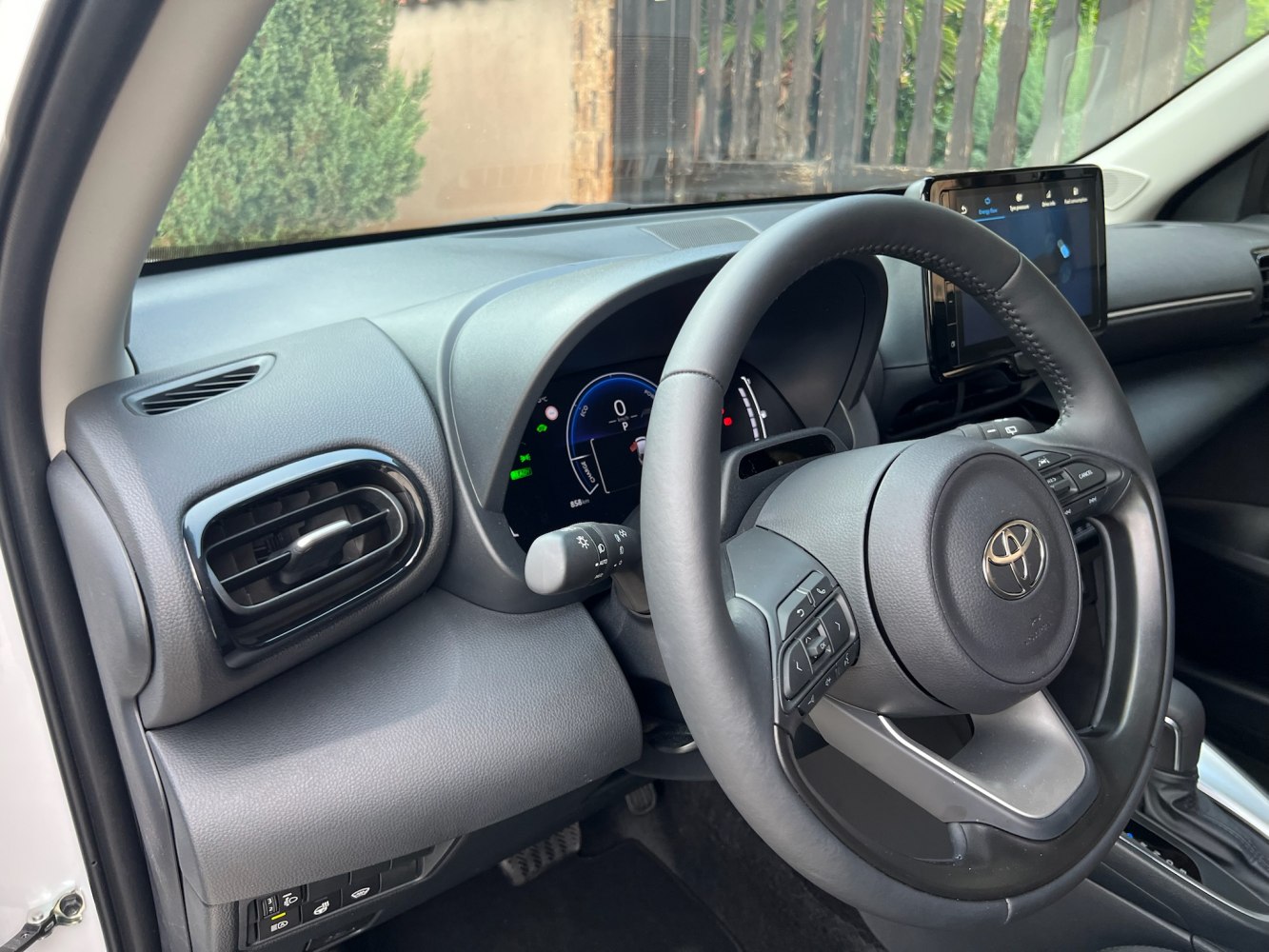 Steering wheel, digital instrument cluster, dashboard air vent