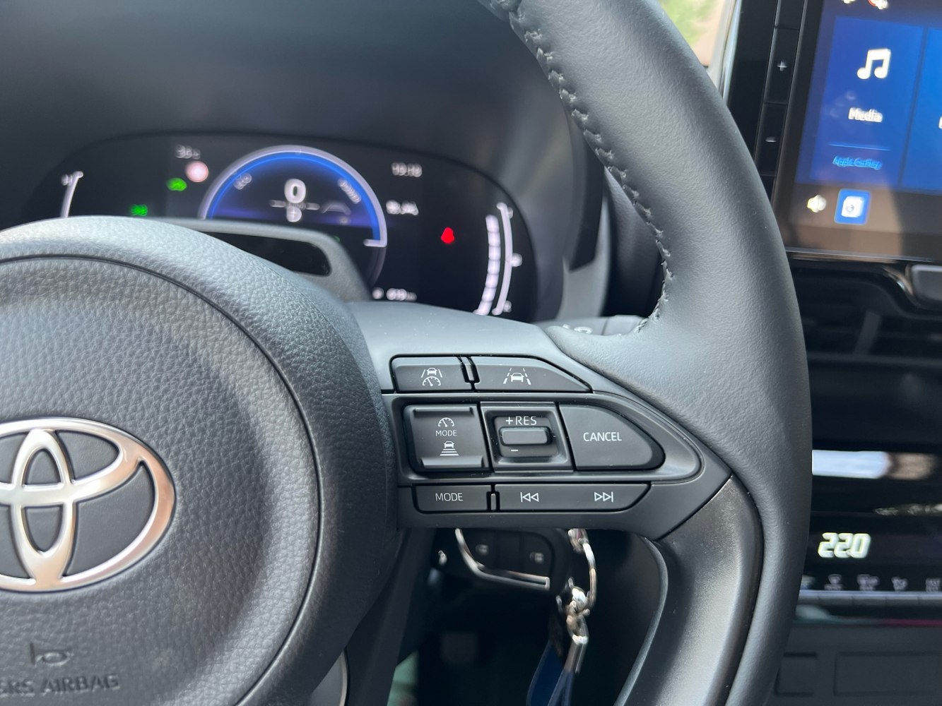 Steering wheel controls with cruise and multimedia buttons