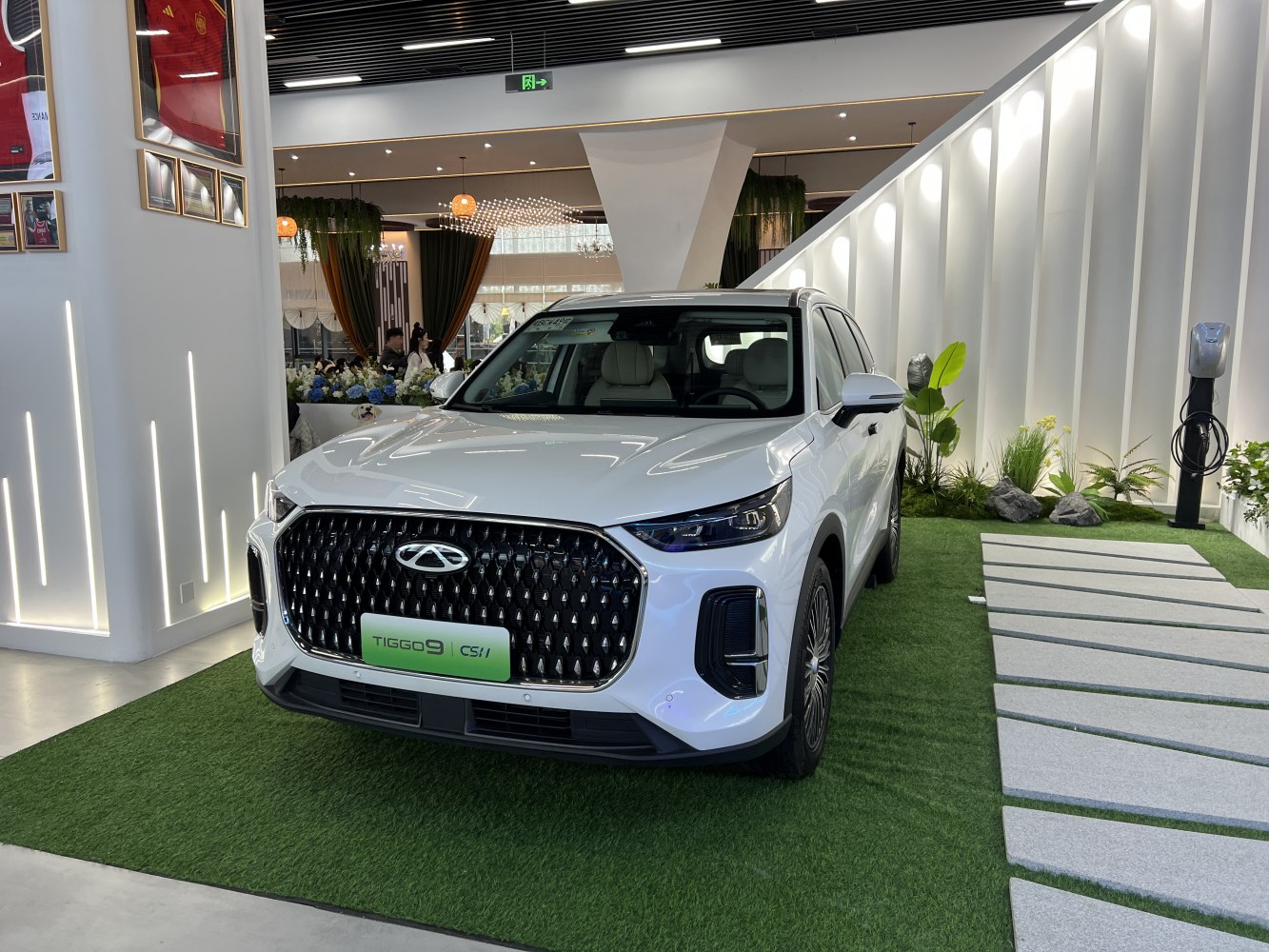 SUV front with diamond grille and LED headlights