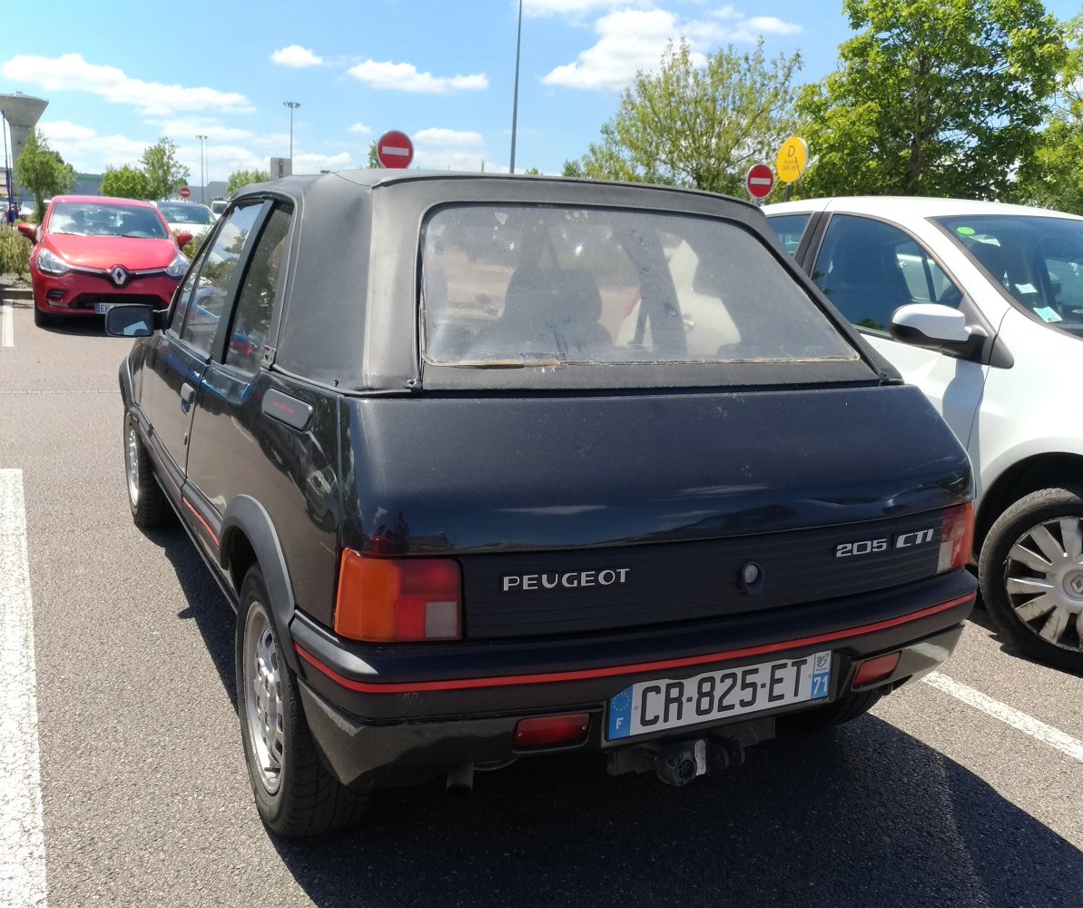Soft convertible roof with classic rear hatch and taillights