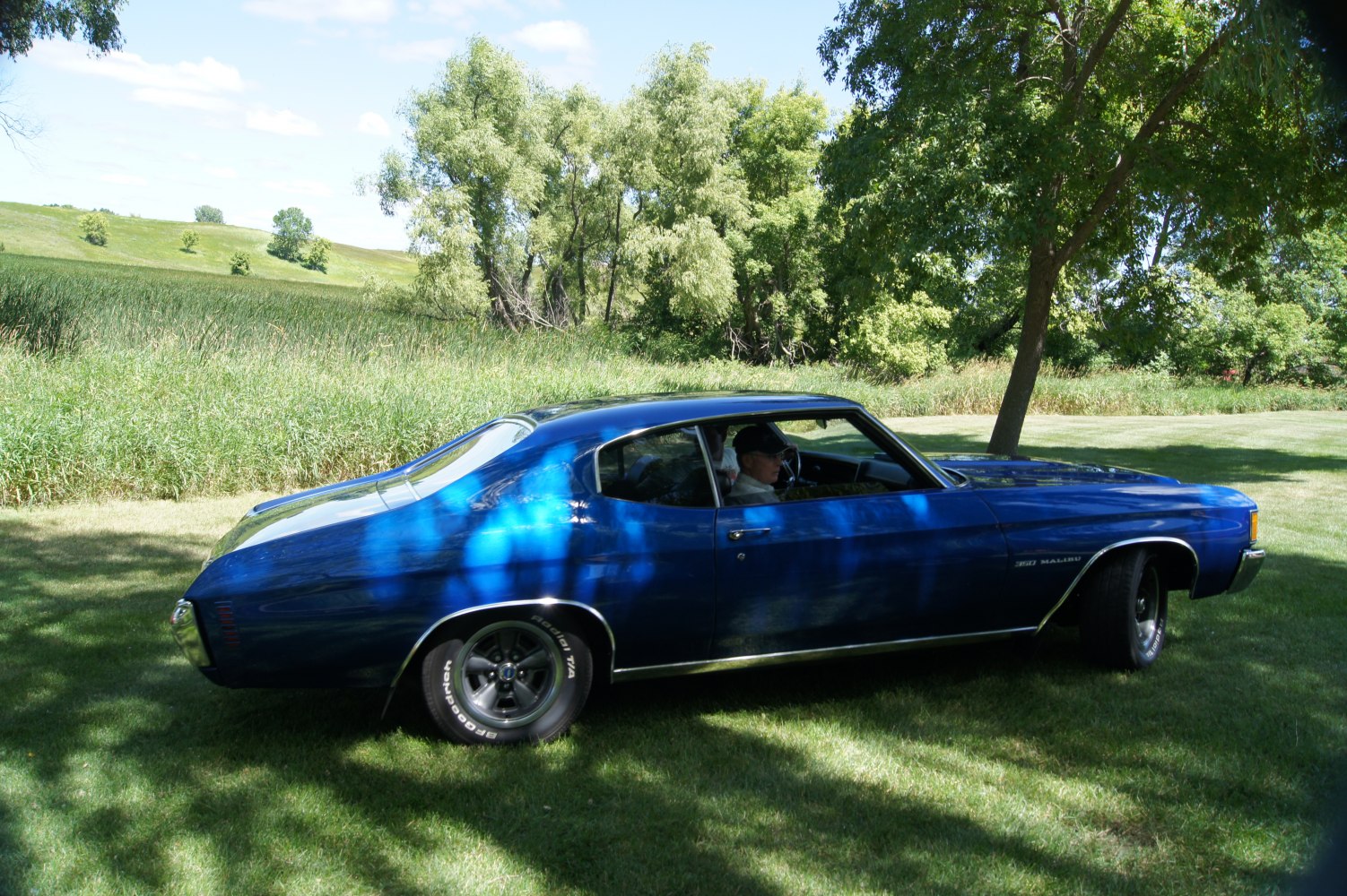 Side profile of a vintage muscle coupe in blue with sporty design
