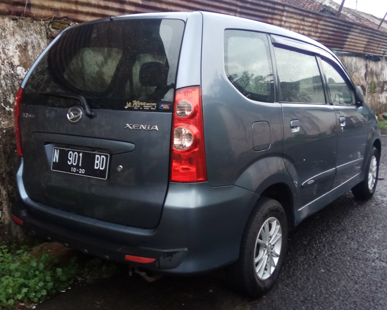 Rear view of a multi-purpose vehicle with distinctive vertical tail lights
