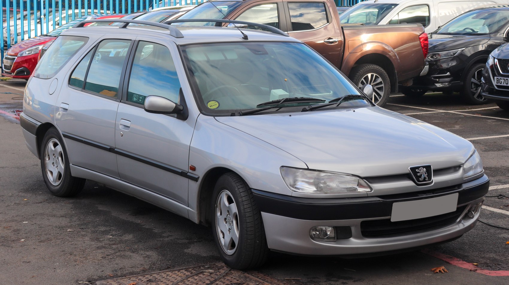 Silver compact estate with roof rails and five-spoke alloy wheels