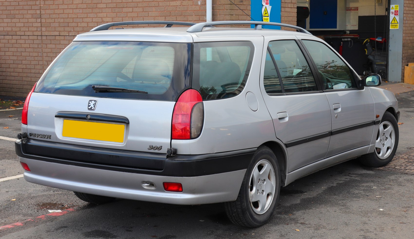 Rear and side view of estate car with roof rails and distinctive tail lights