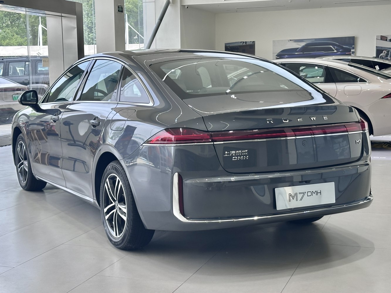 Sleek rear end with continuous taillight strip and hybrid DMH badge