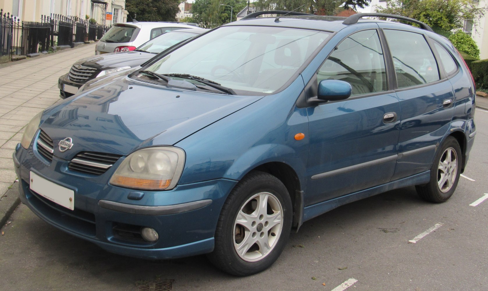 Compact MPV with alloy wheels and roof rails