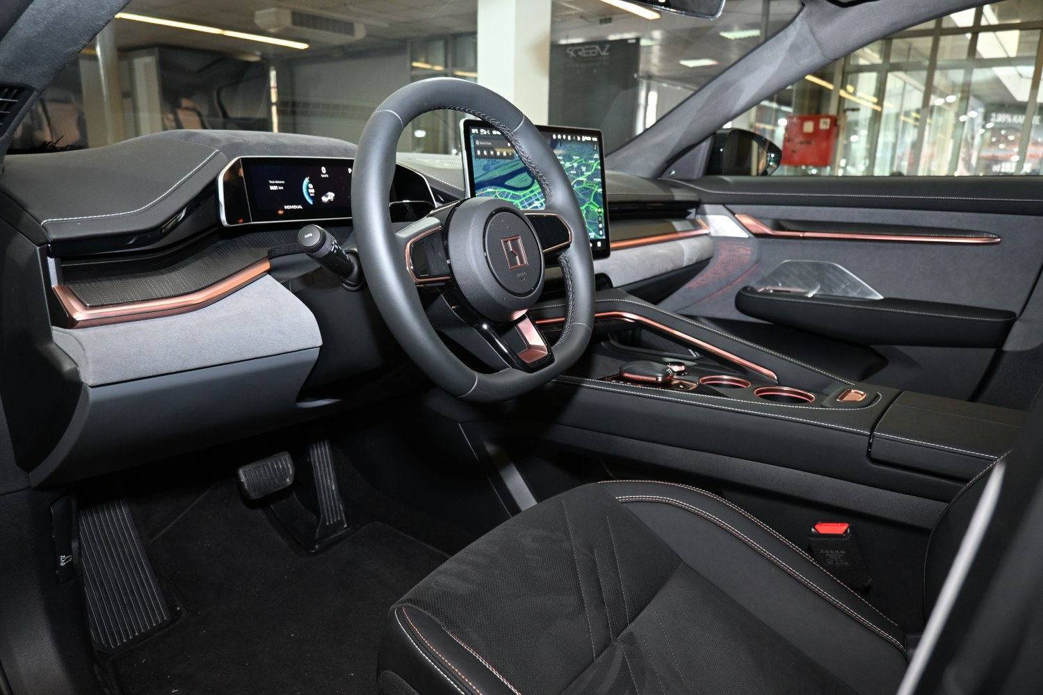 Digital instrument cluster and central touchscreen display