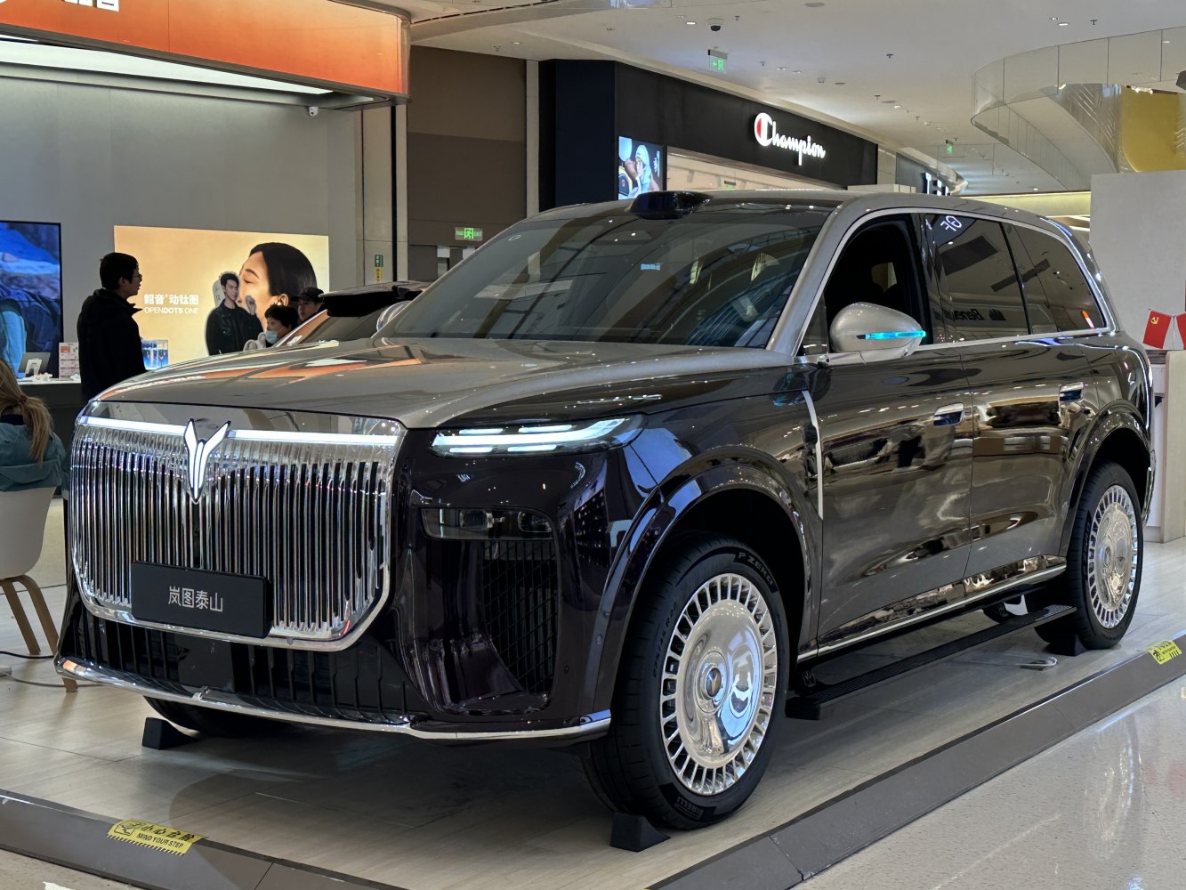Front grille, LED headlights, and elegant wheel design of a luxury SUV