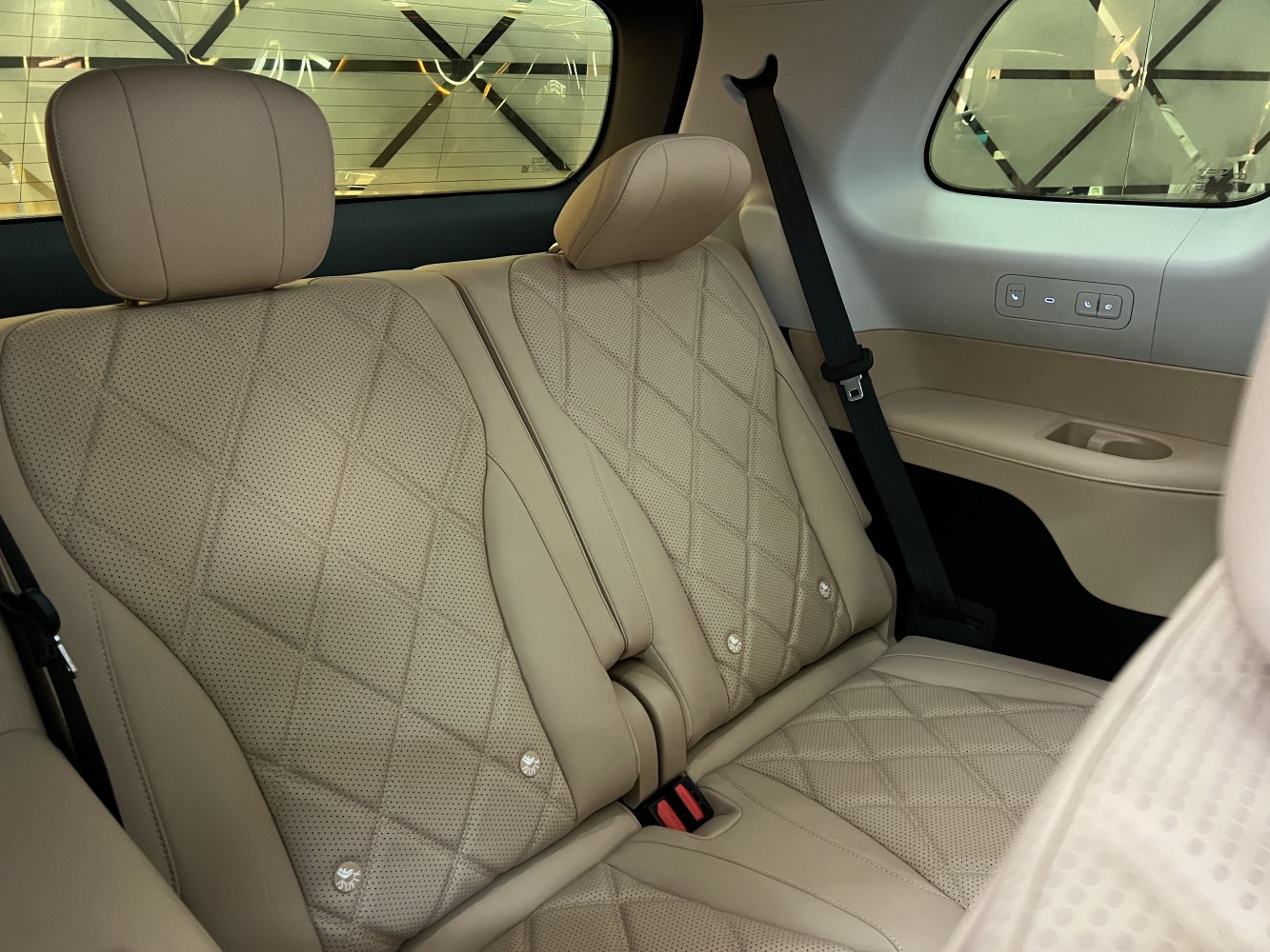 Beige quilted leather rear seats with adjustable headrests