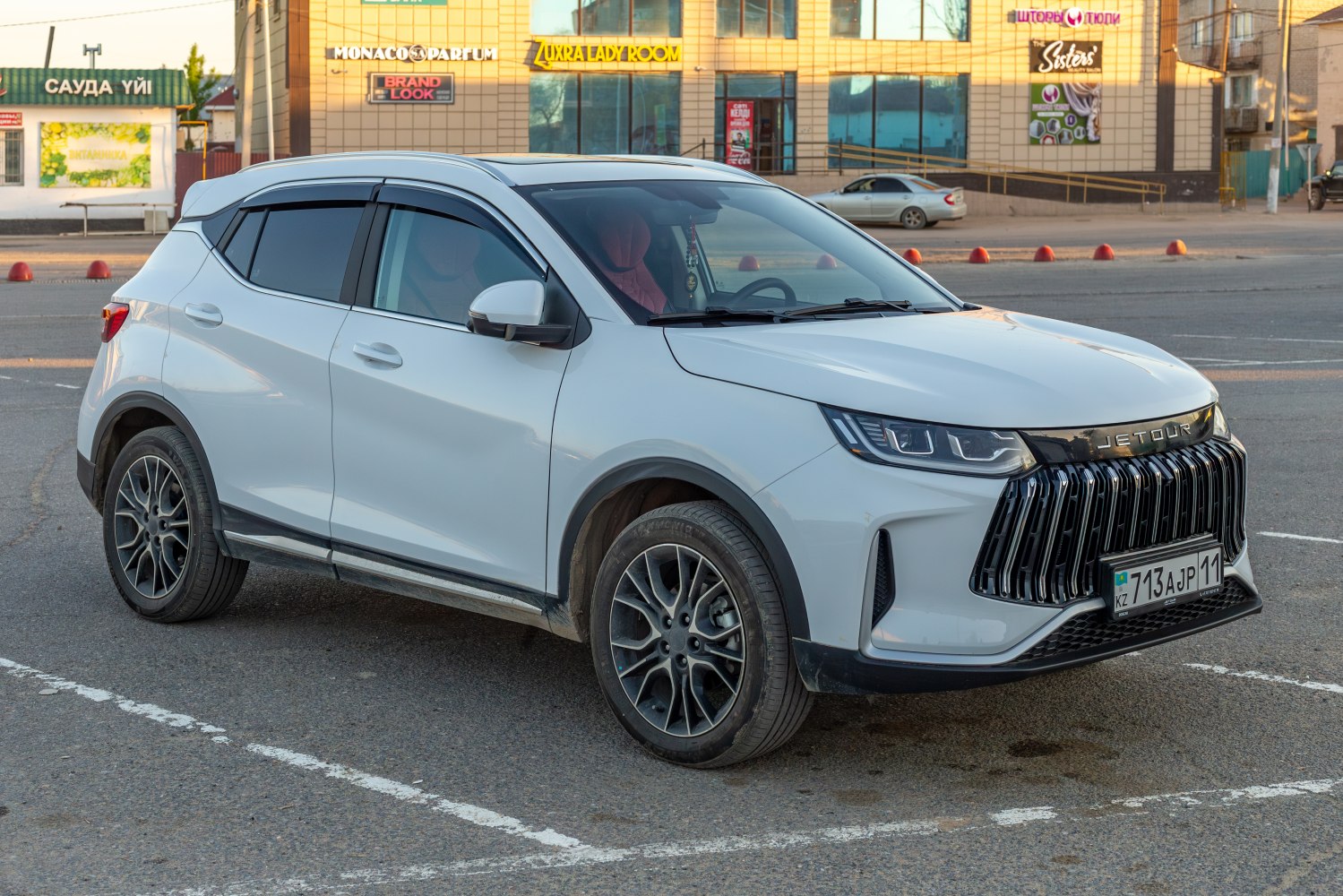 Front grille design and alloy wheels of a modern SUV