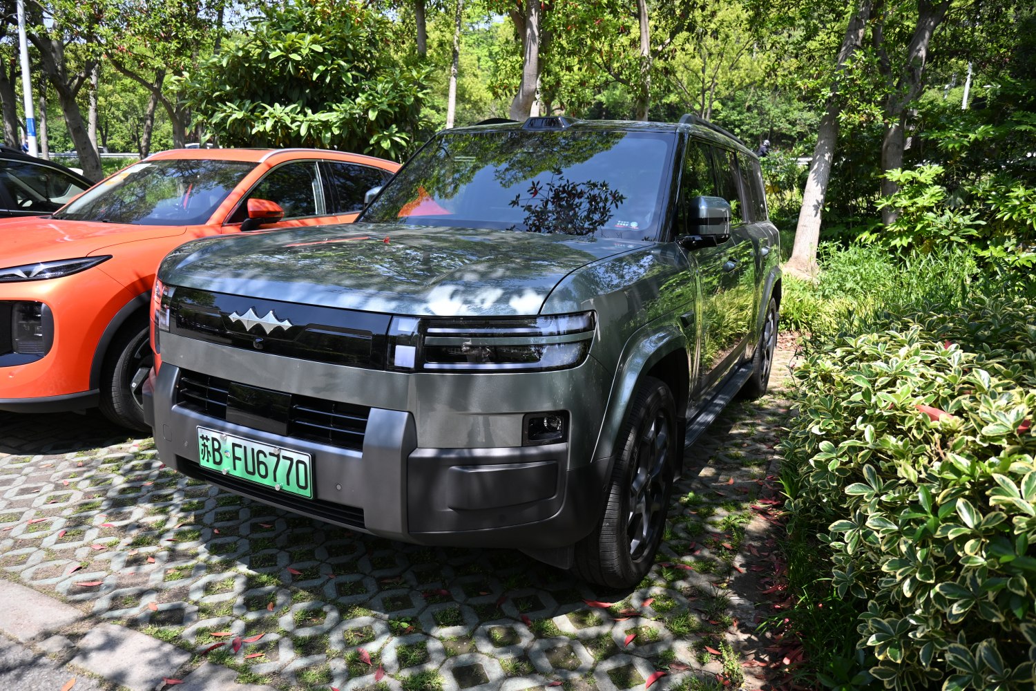 Blocky SUV with distinctive LED front lights and matte finish