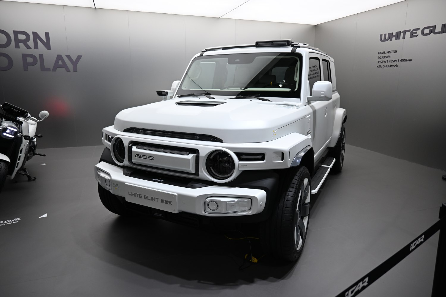Robust SUV front with round headlights and aggressive styling