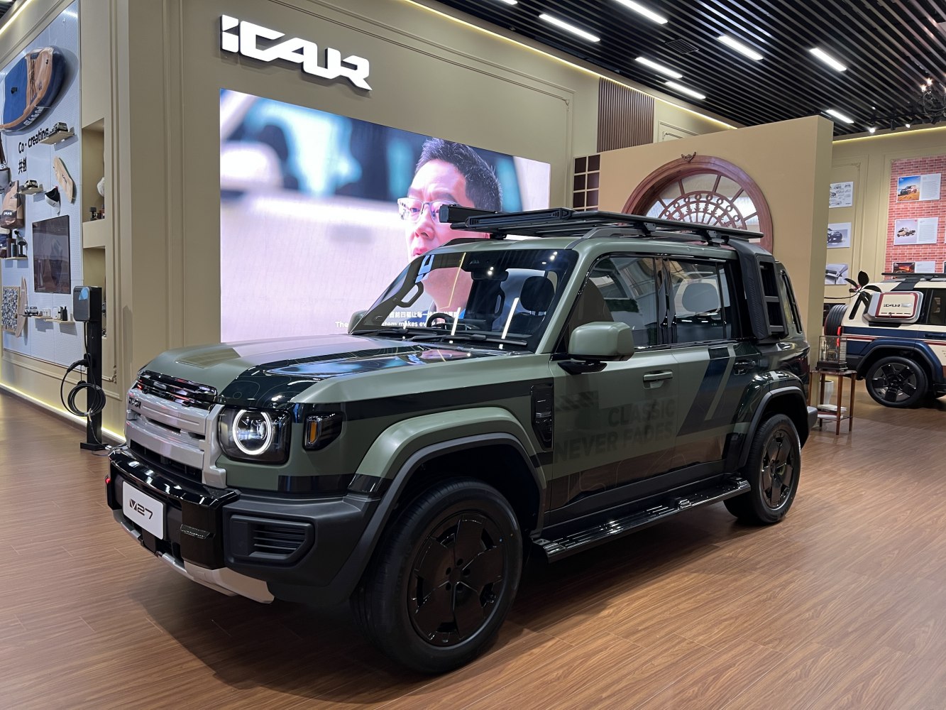 Electric SUV with rugged design and roof rack