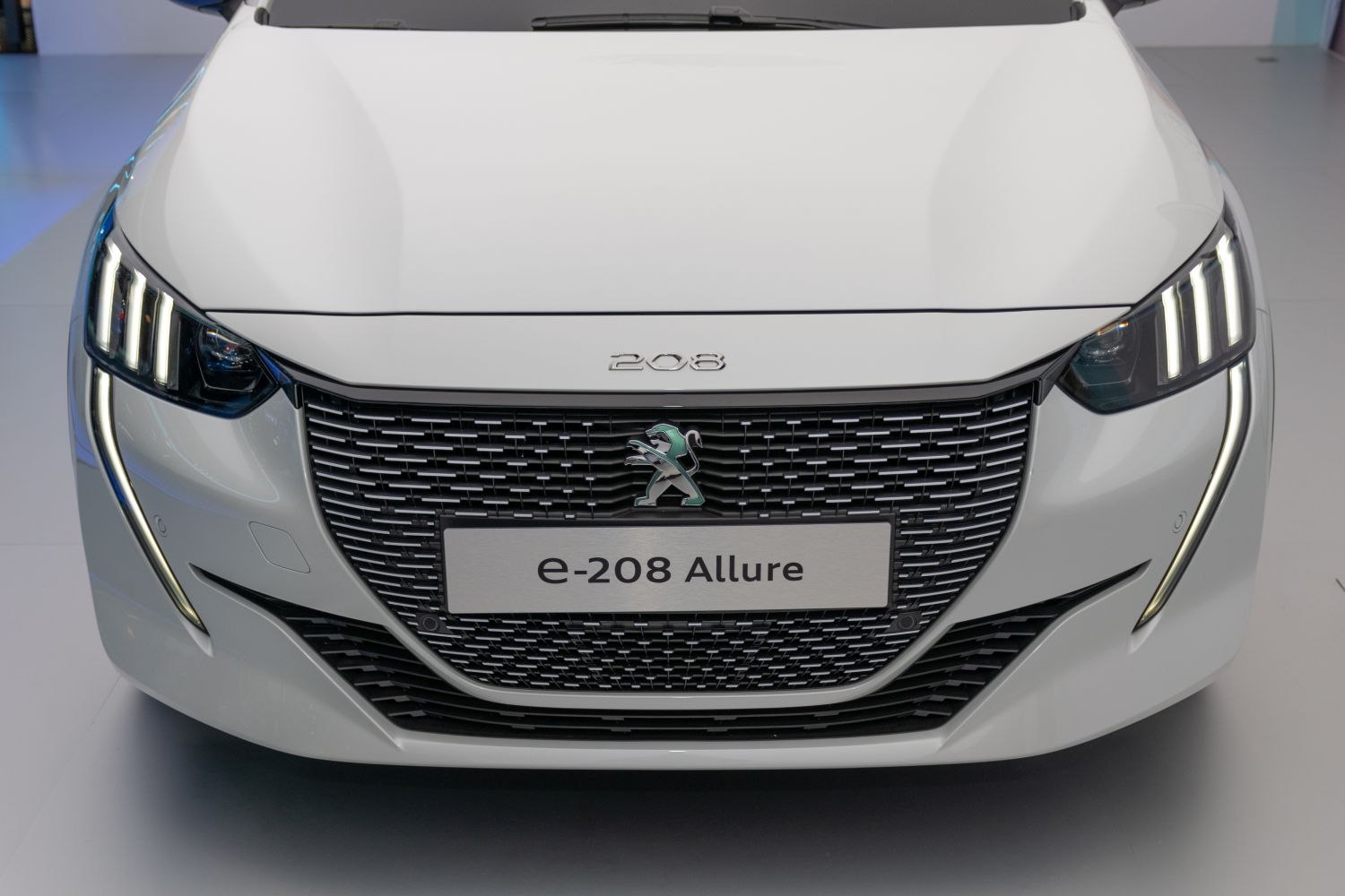 Front grille with Peugeot logo and distinctive triple LED headlights