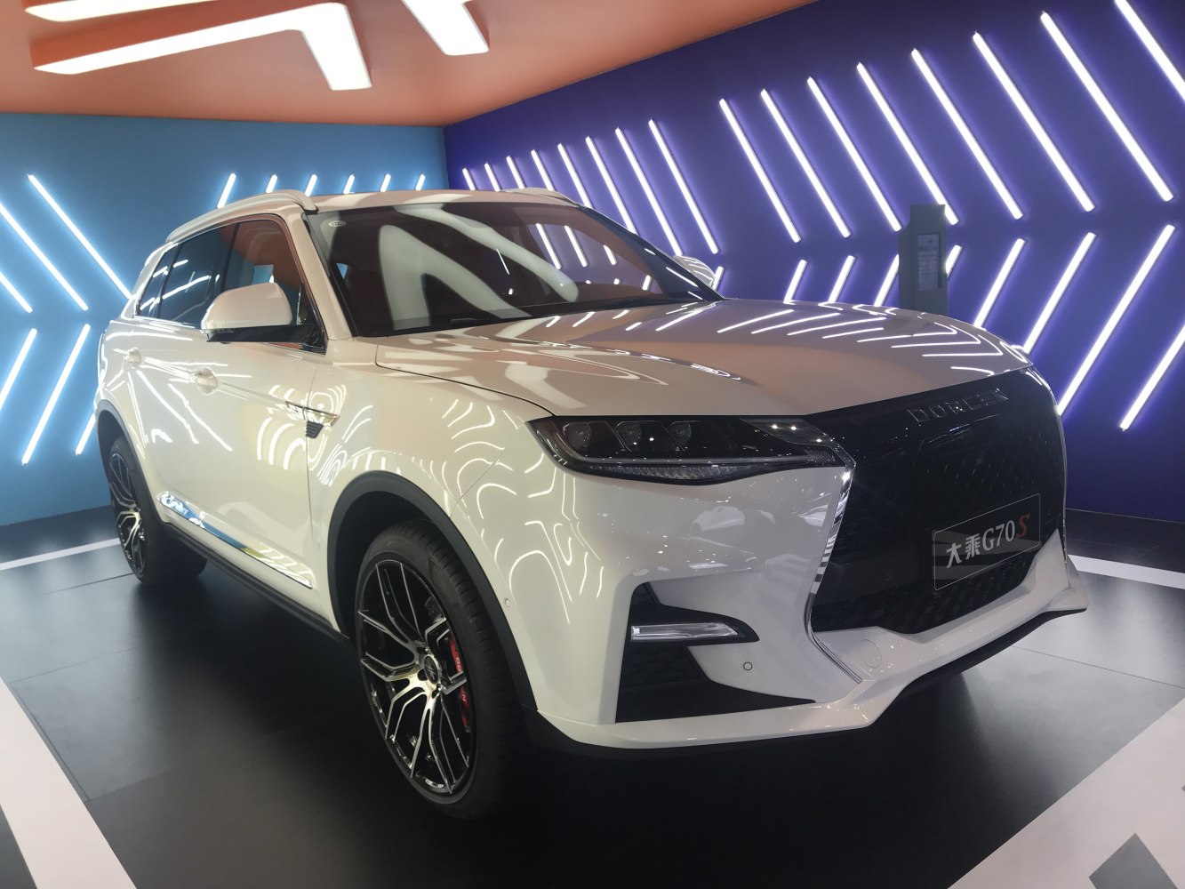 White SUV with LED headlights and alloy wheels from front 3-4 view