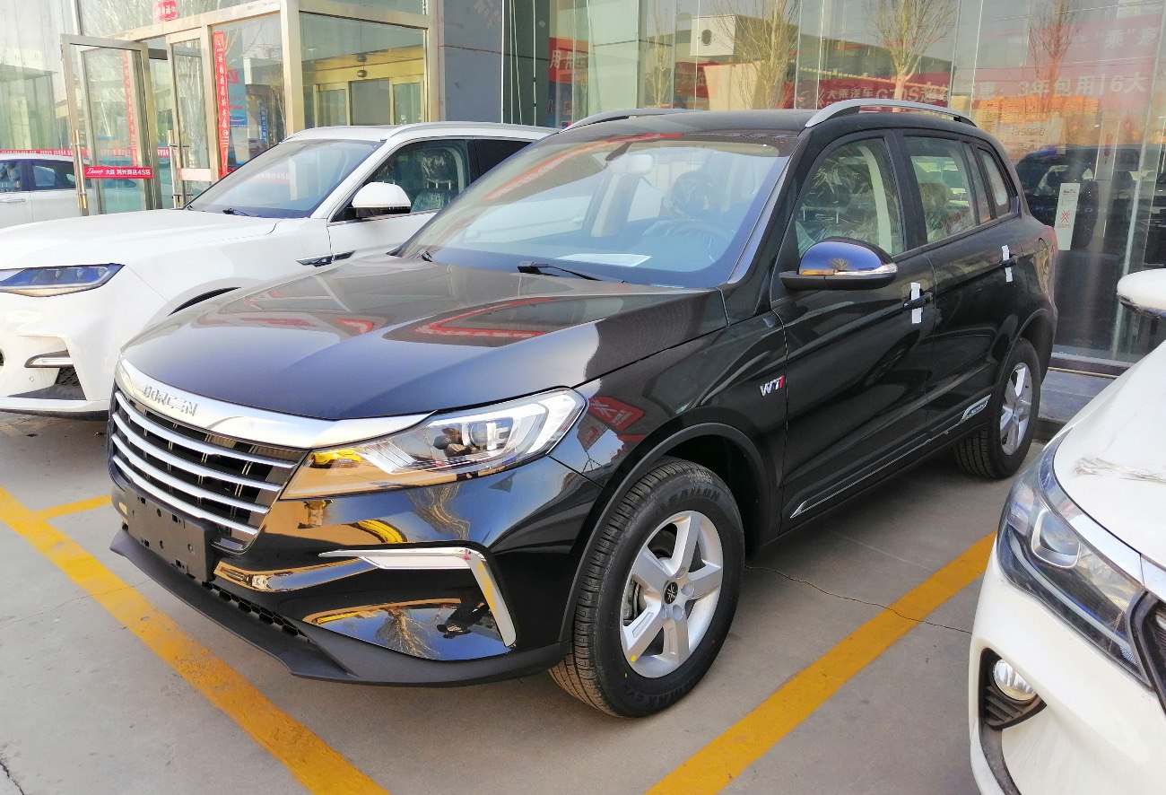 Front grille and headlight design of a black SUV
