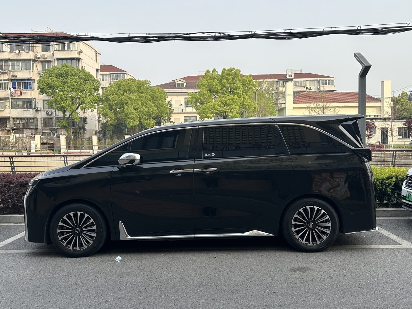 2024 Hycan V09 Side View Left
