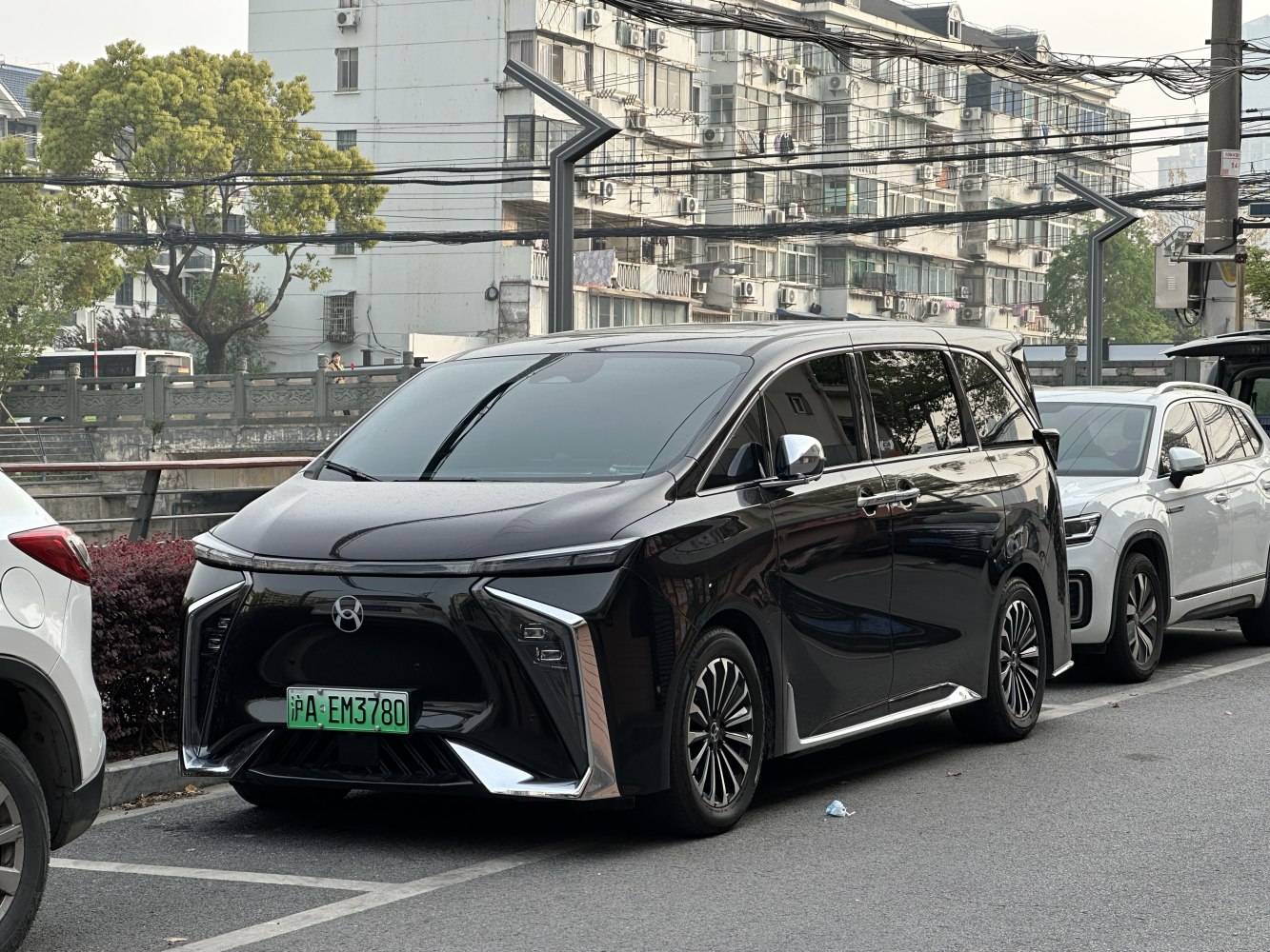 Electric MPV with distinctive LED split headlights and bold front fascia.