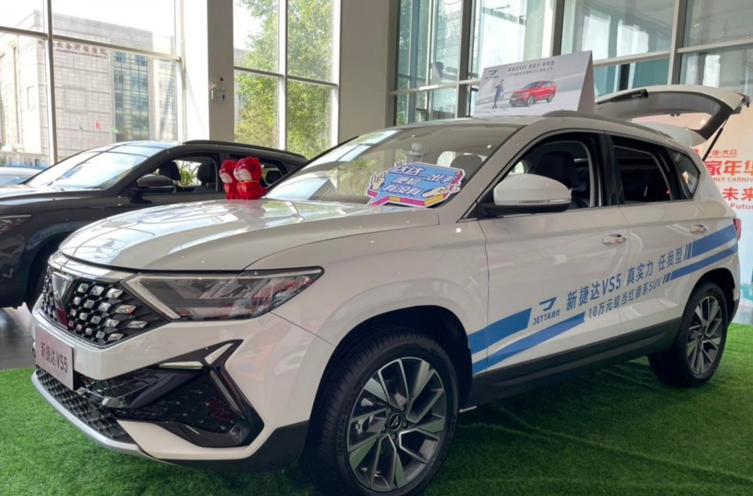 Front and side view of modern SUV with distinctive grille and alloy wheels