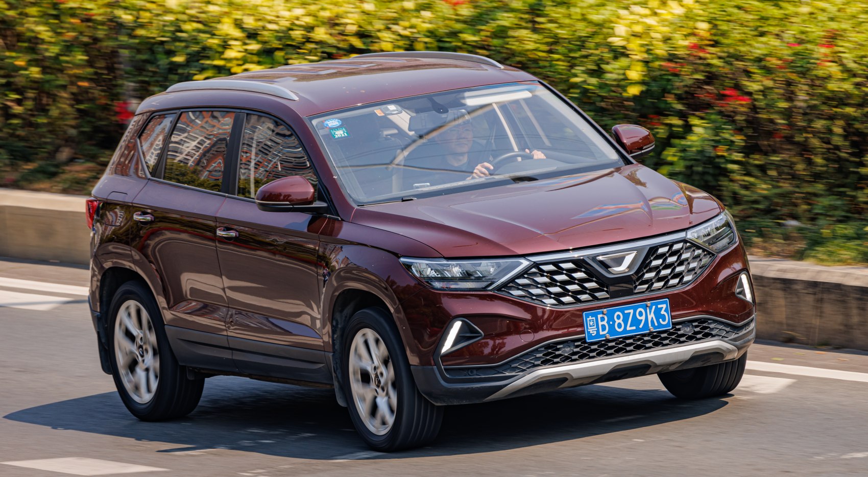 Diamond mesh grille, LED headlights, alloy wheels on SUV