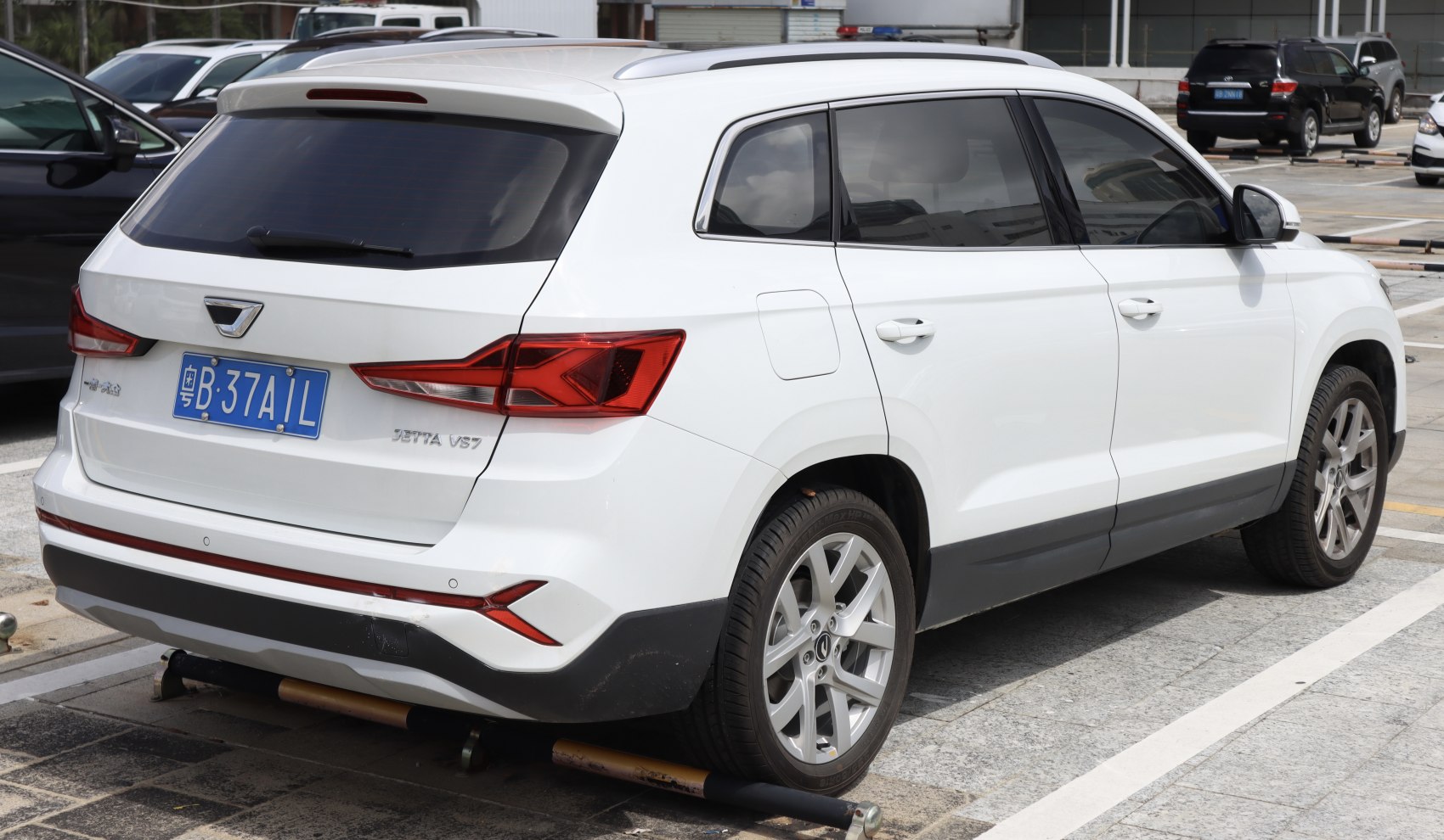 White SUV rear and side view with tinted windows and alloy wheels