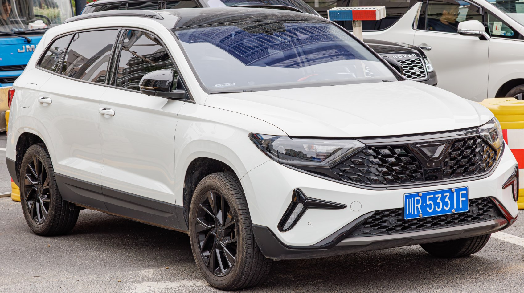 Black hexagonal front grille and black alloy wheels on a modern SUV.