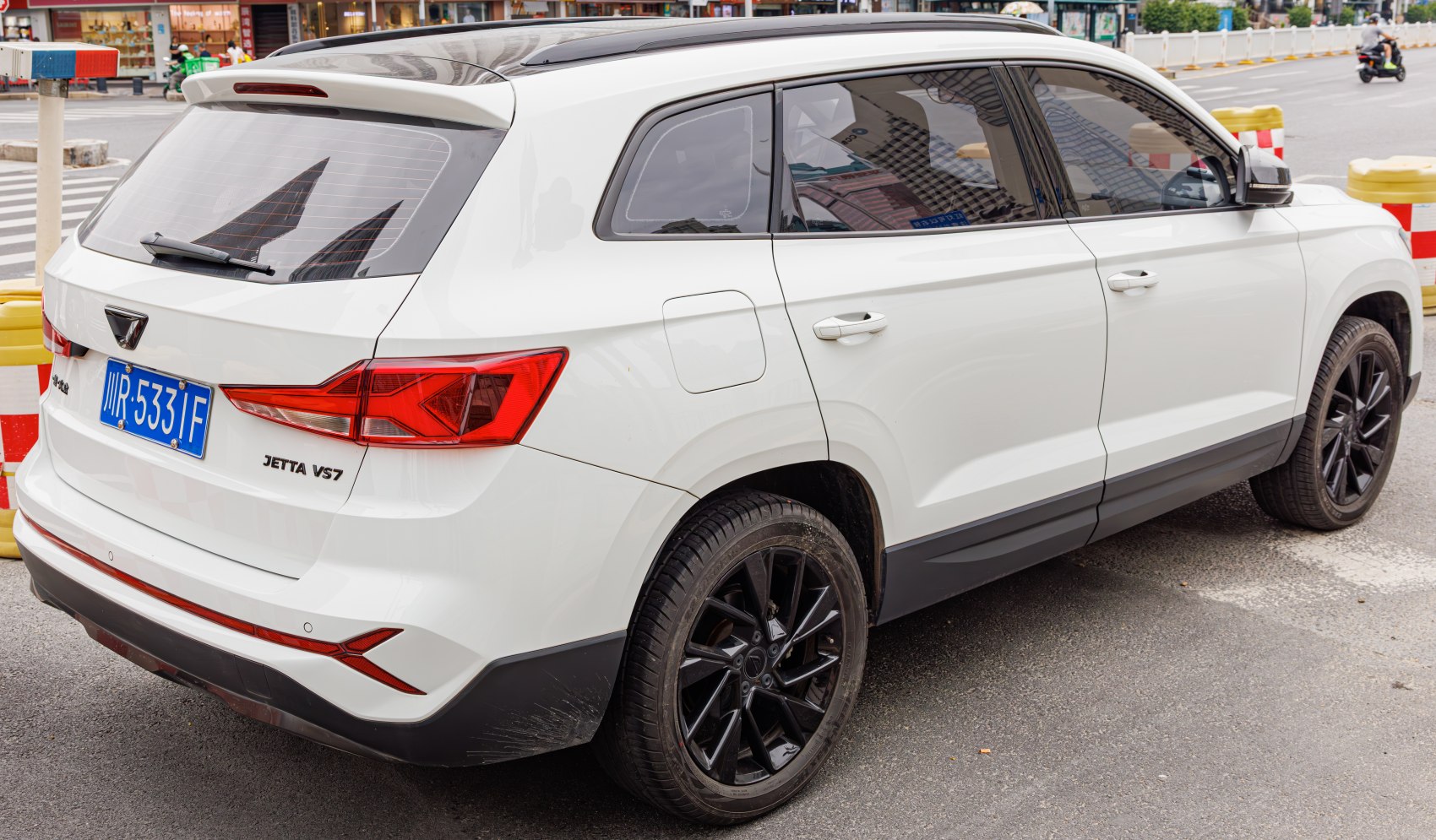 White SUV rear side with tinted windows and black alloy wheels