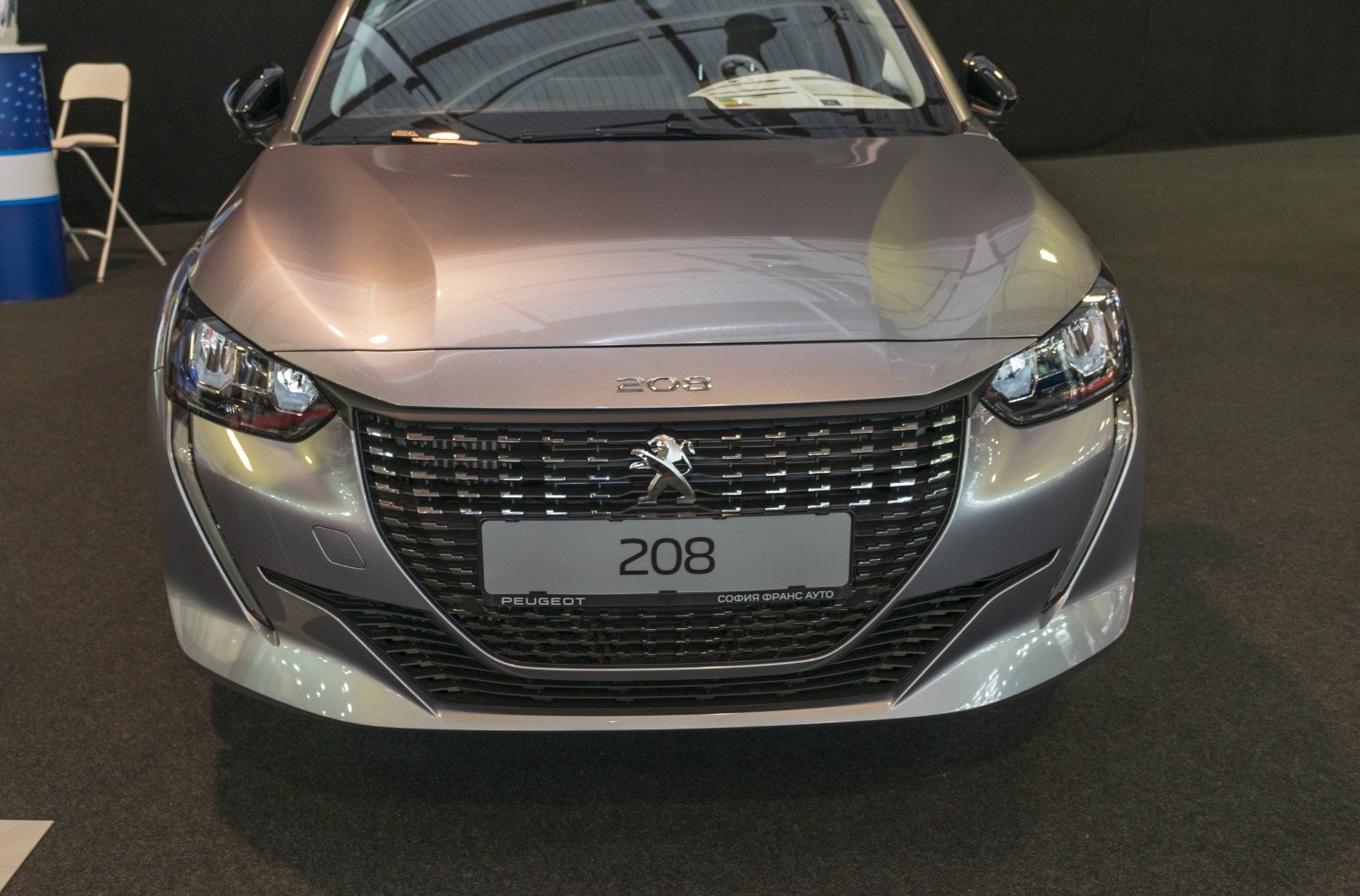 Bold grille and modern headlights design