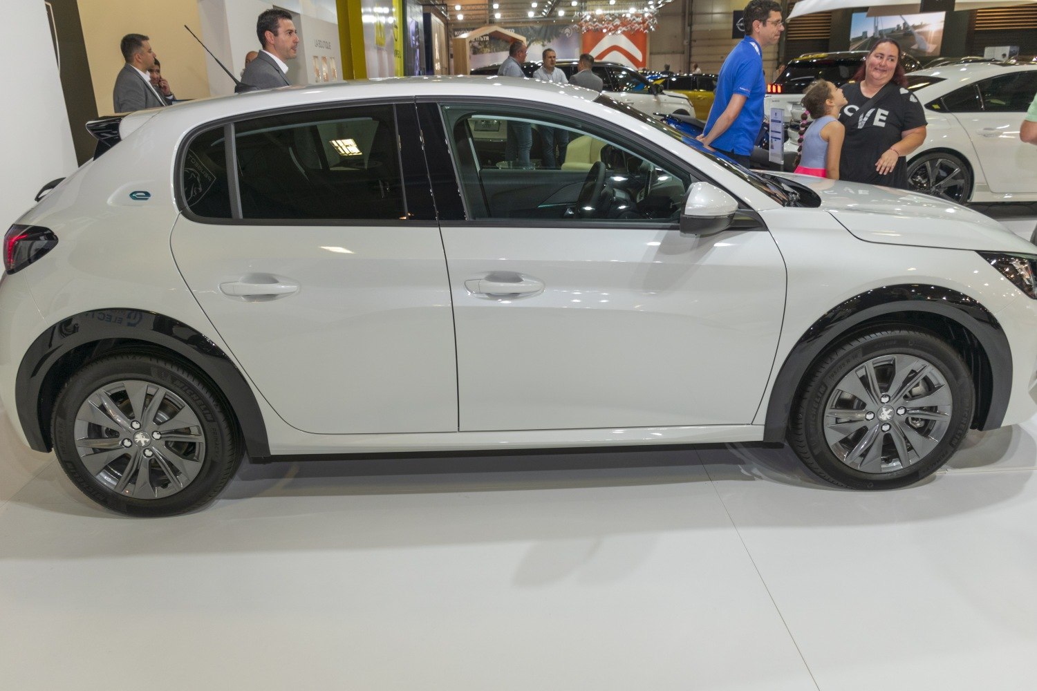 Side profile showing black wheel arches and alloy wheels