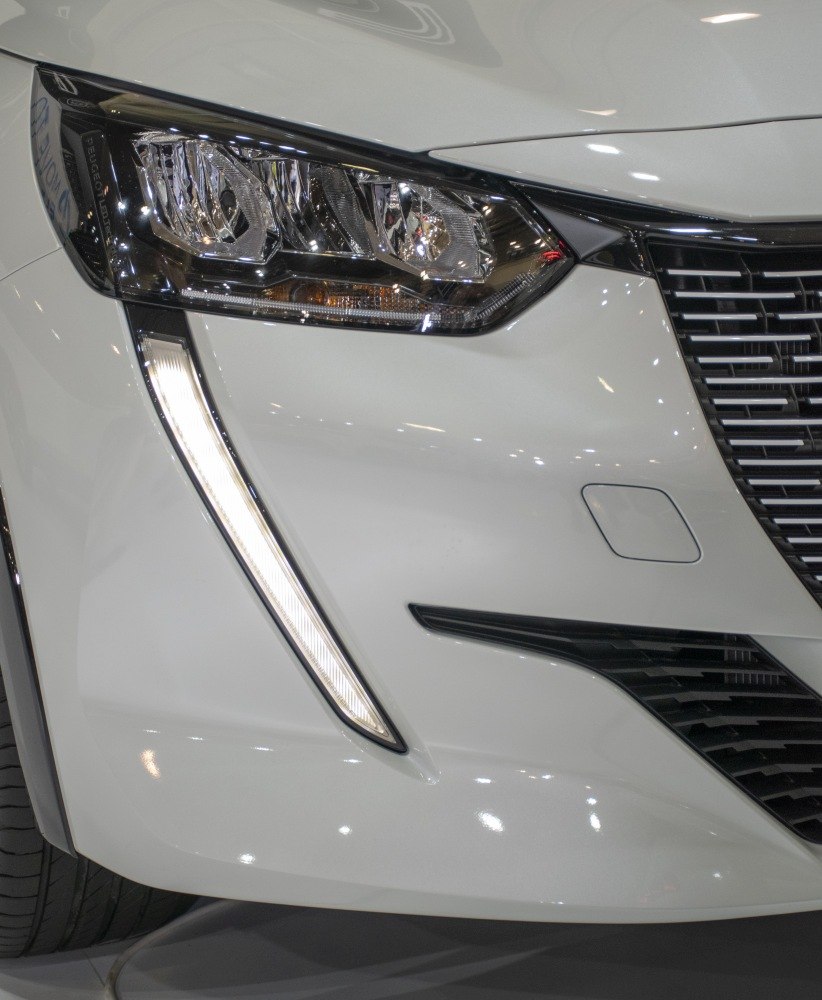 Front headlight with vertical LED daytime running light