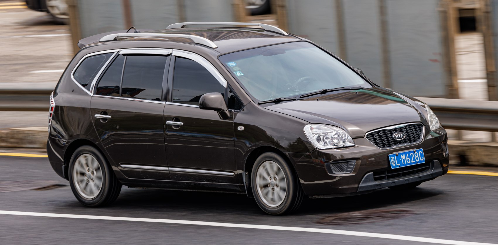 Compact MPV with roof rails and alloy wheels