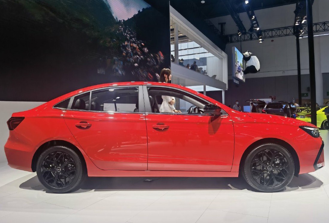 2021 Roewe i5 (facelift 2021) Side View Right