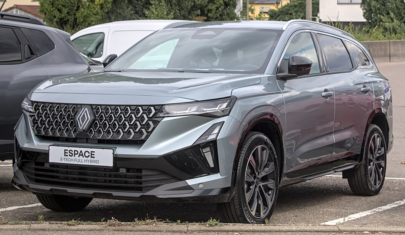 Hexagonal front grille and sharp LED headlights with sleek SUV styling