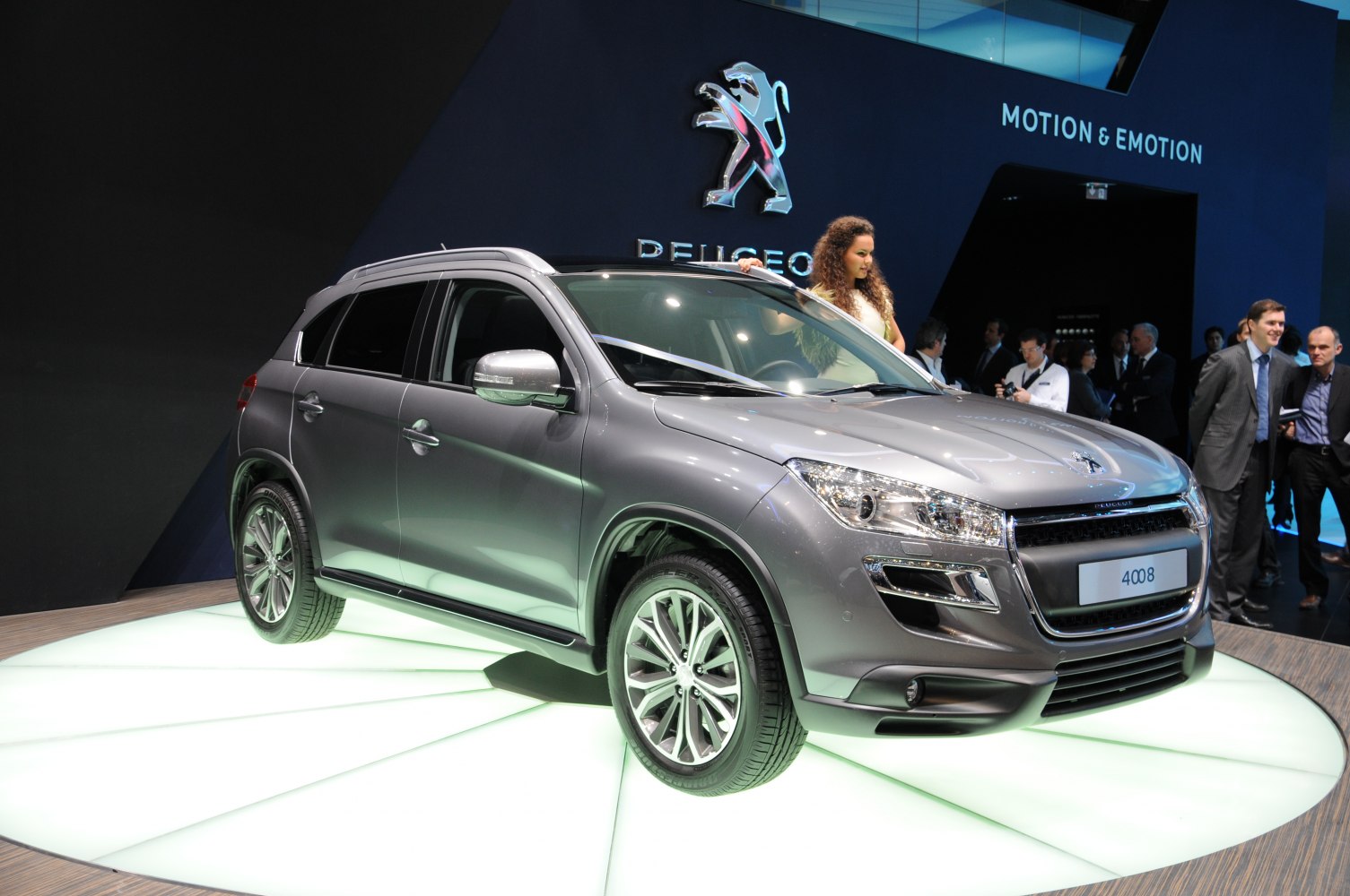 Front side of an SUV with LED headlights and alloy wheels