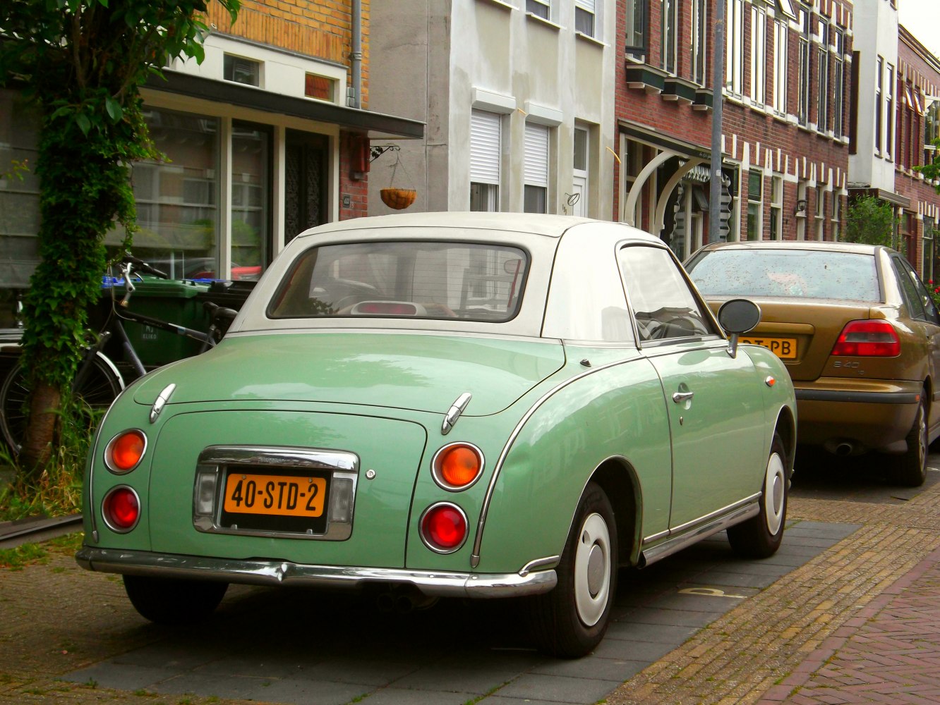 Retro classic coupe with round taillights and two-tone roof