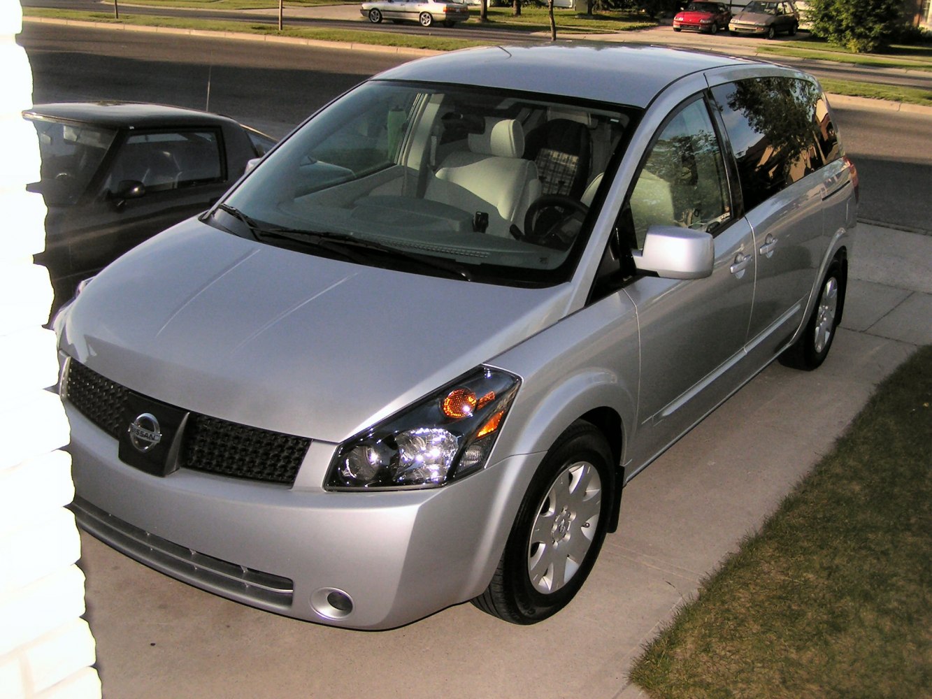Minivan front and right-side view with headlight and wheel details