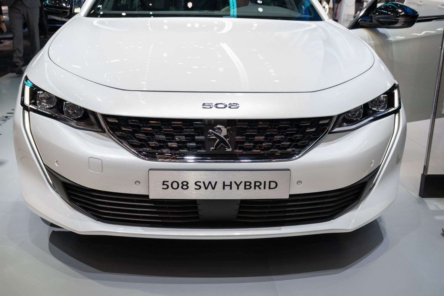 Modern hybrid front with LED headlights and distinctive grille